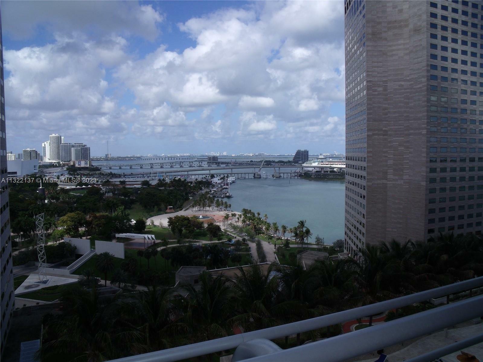 Property Photo:  325 S Biscayne Blvd 1914  FL 33131 