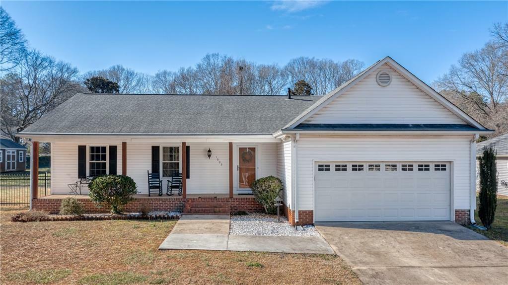 Property Photo:  1003 Willow Run  SC 29621 