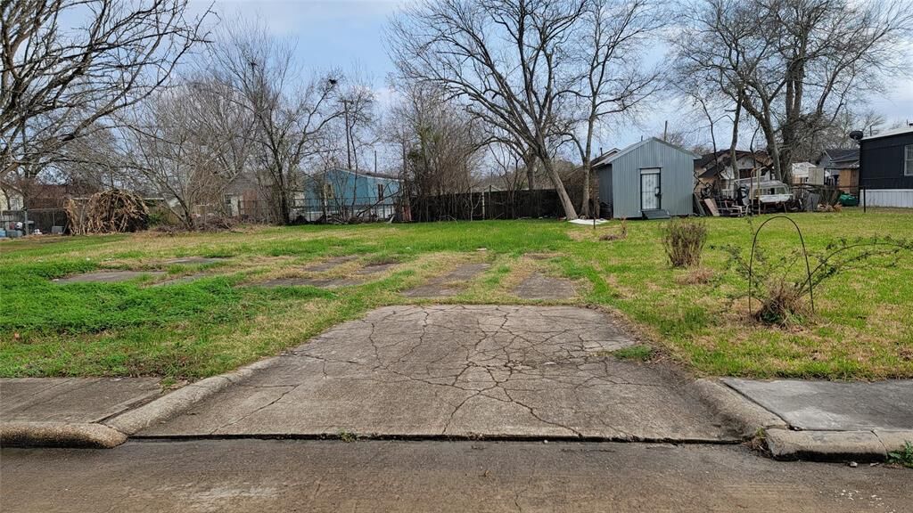 Property Photo: 1116 Pine Street TX 77520
