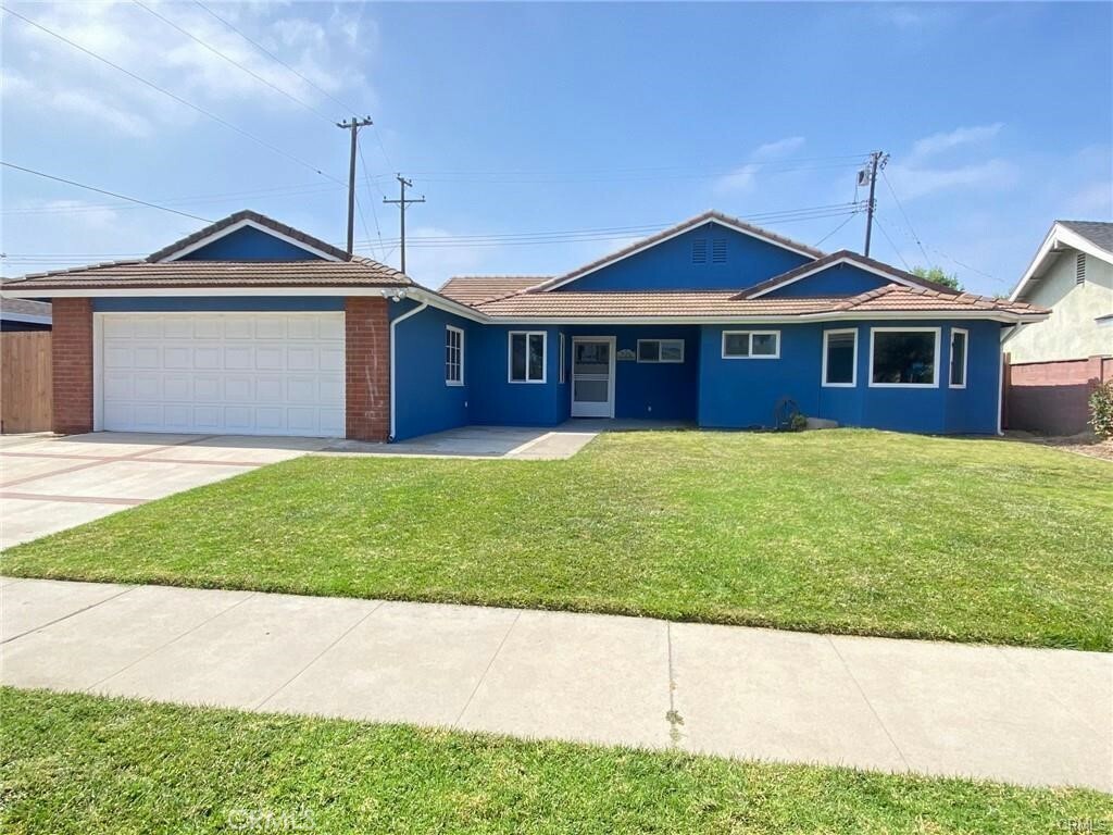 Property Photo:  324 E Crystal View Avenue  CA 92865 