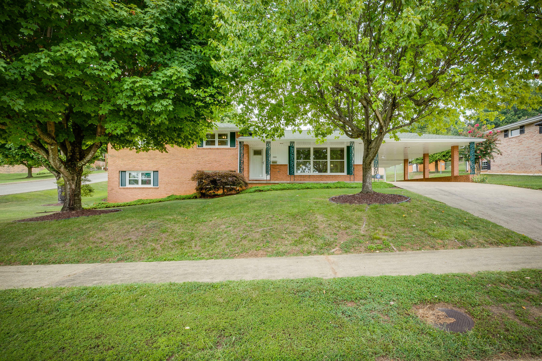 Property Photo:  1000 Lake Street  TN 37660 