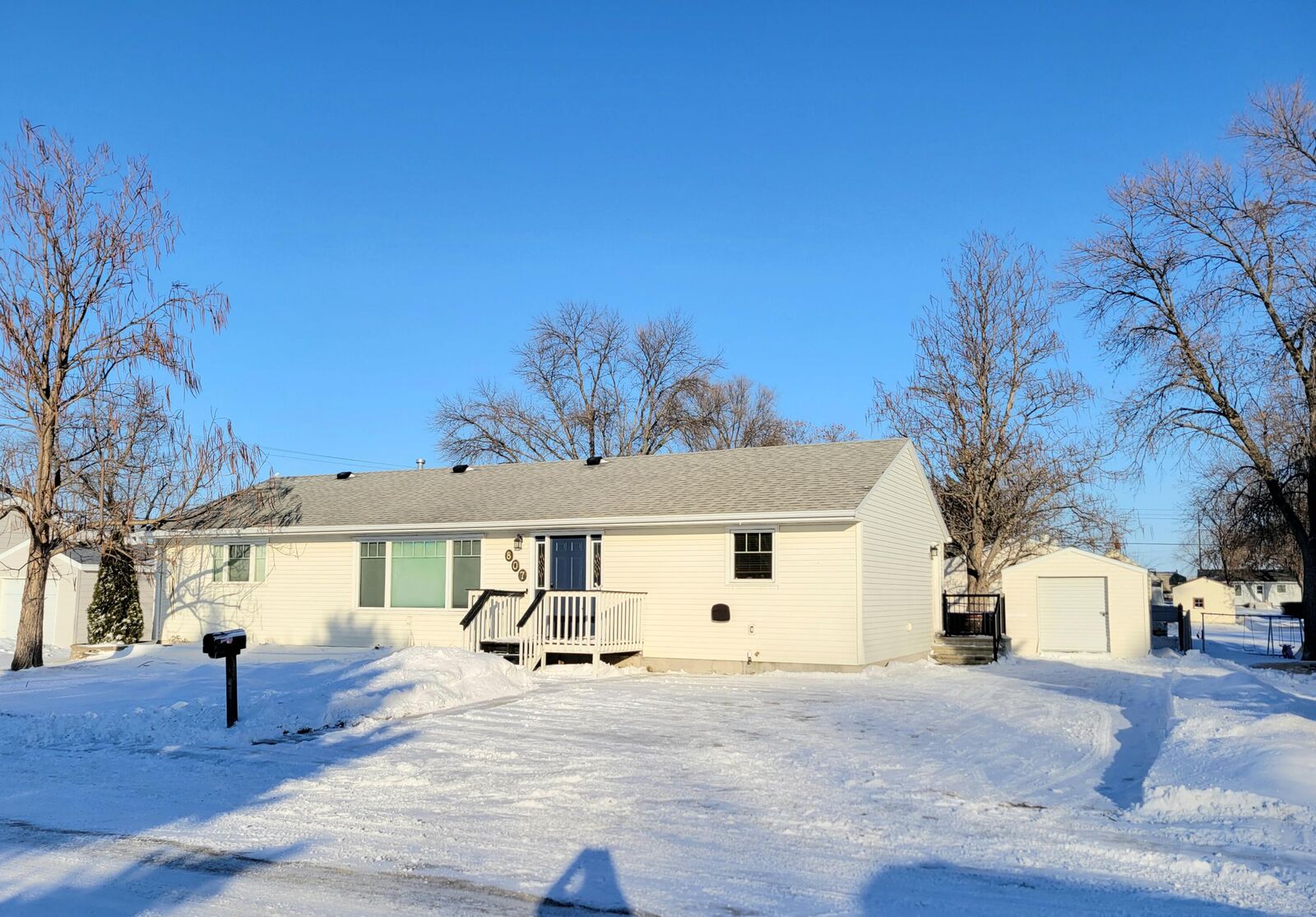 Property Photo:  807 S Grand St  SD 57401 