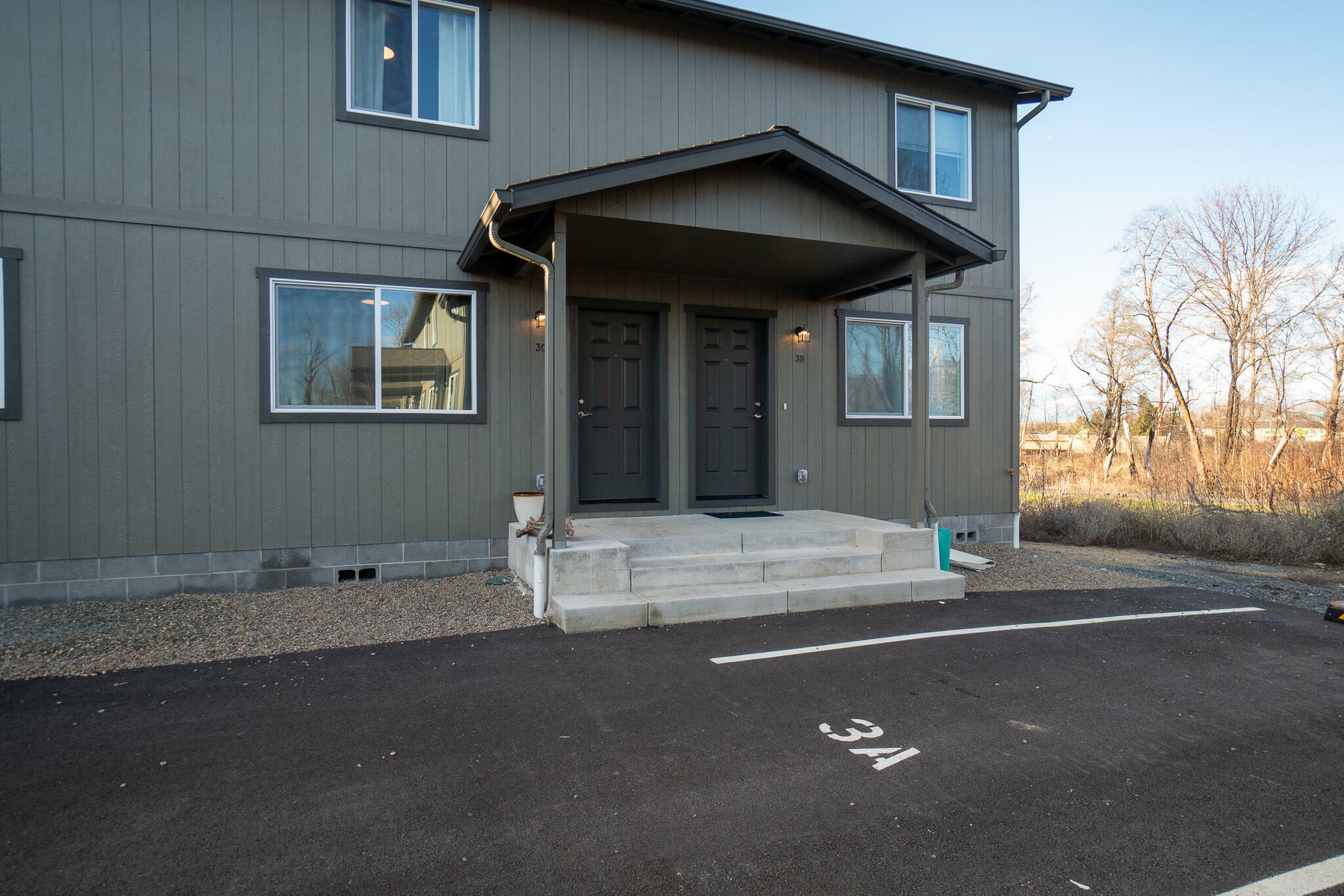 Property Photo: 610 N Main Street Apt 3C OR 97535