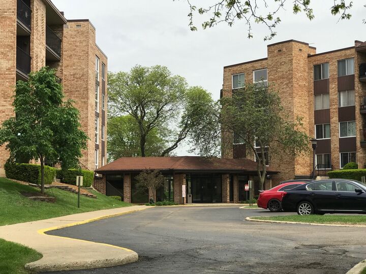 502 W Huntington Commons Road 439  Mount Prospect IL 60056 photo