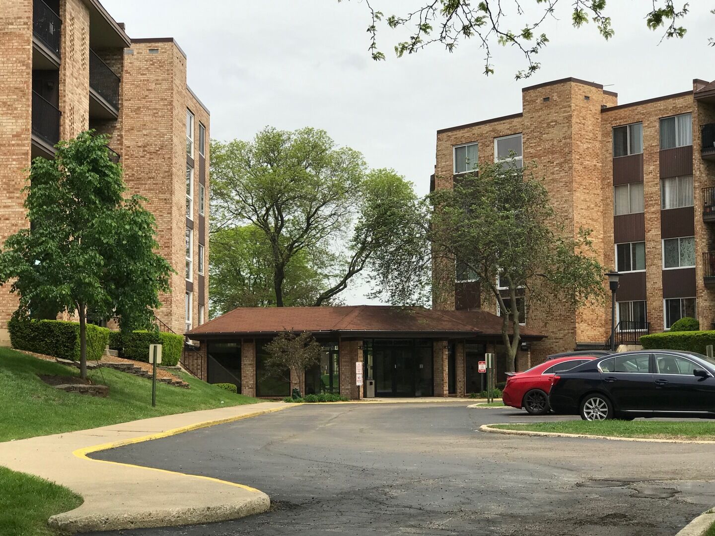 Property Photo: 502 W Huntington Commons Road 439 IL 60056