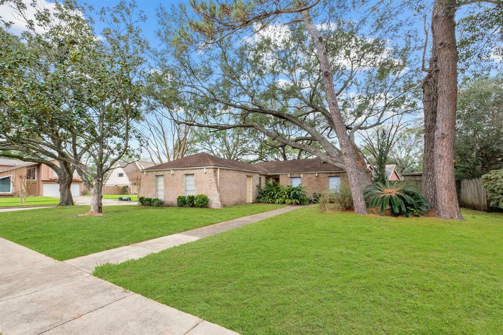 Property Photo: 2922 Hunters Glen Drive TX 77459
