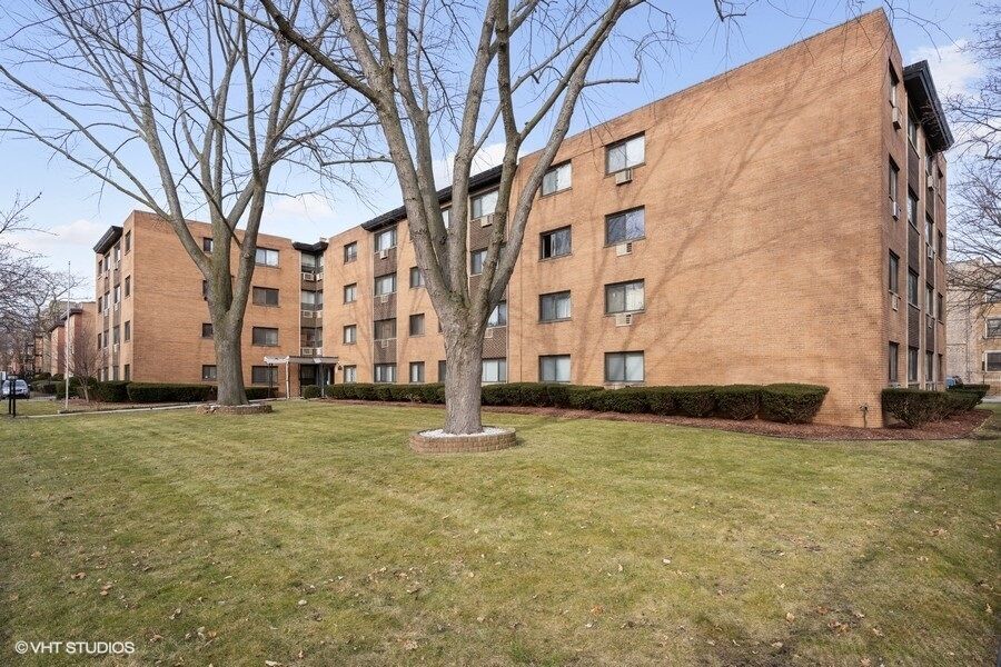 Property Photo: 1600 W Greenleaf Avenue 103 IL 60626