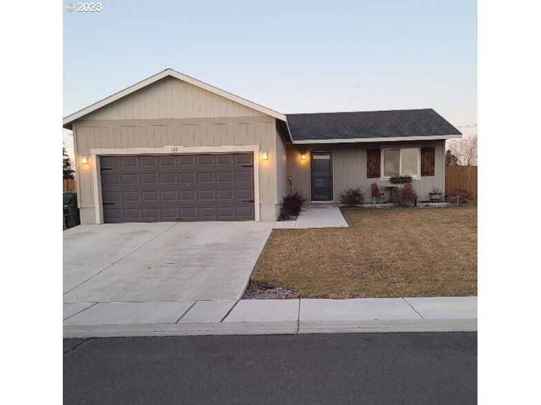 Property Photo: 122 Falcon Ct OR 97818