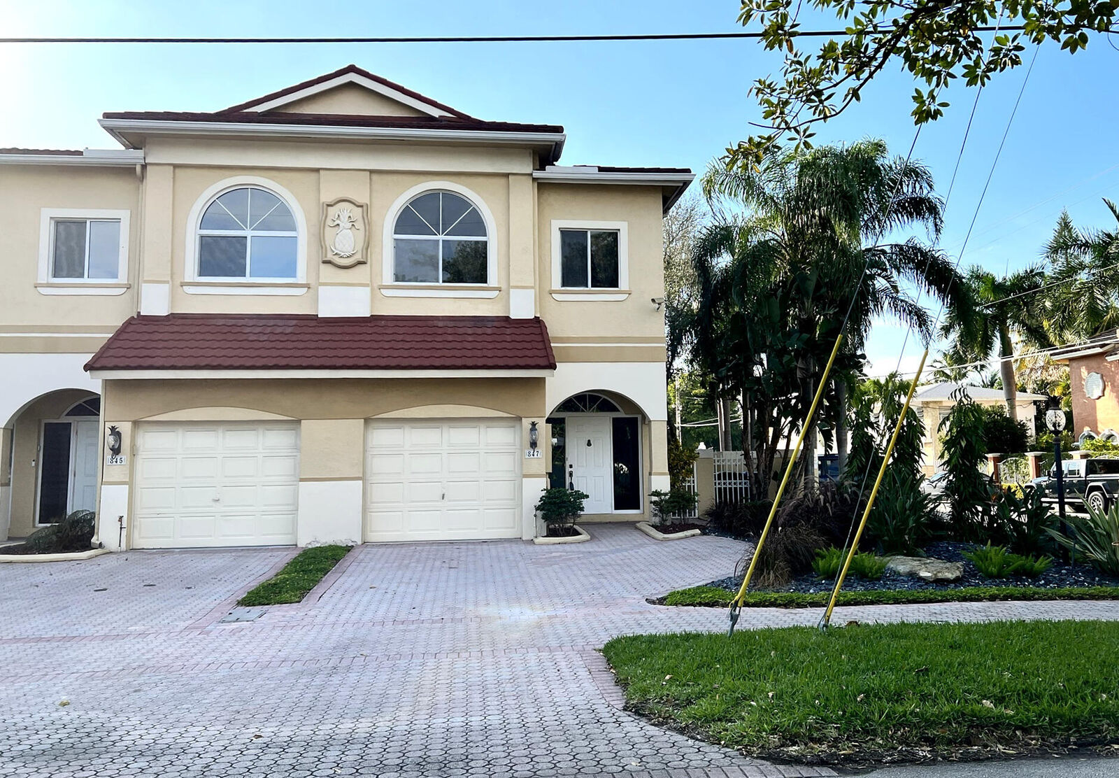 Property Photo: 847 NE 17 Way FL 33304