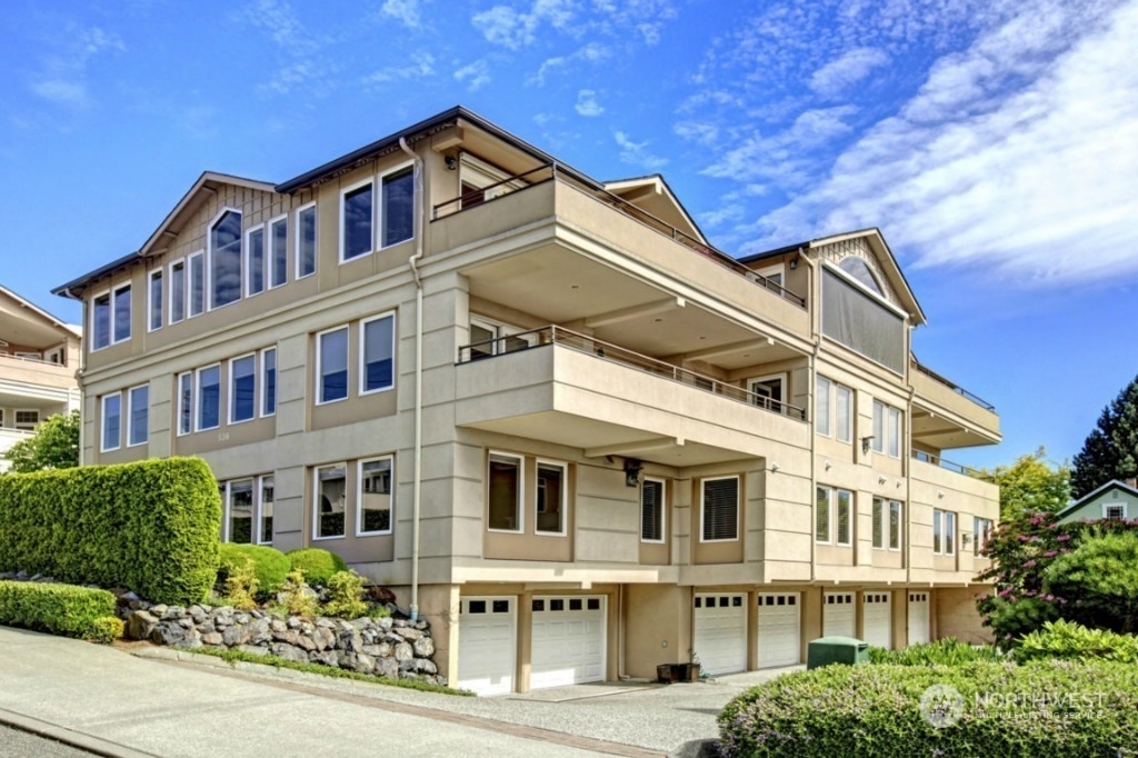 Property Photo:  526 Walnut Street 102  WA 98020 