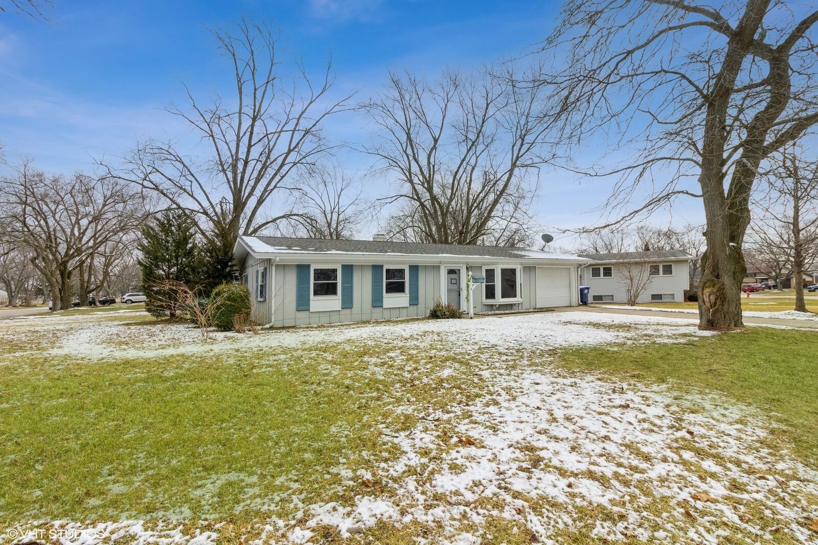 Property Photo:  4 Curtmar Court  IL 60538