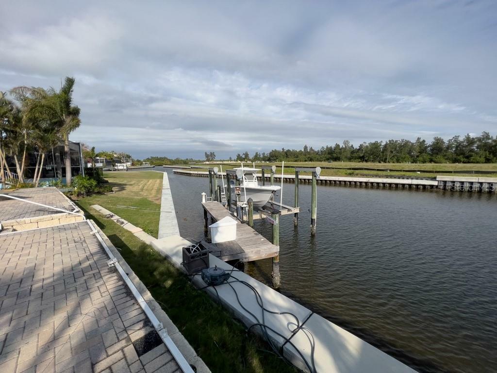 Property Photo:  801 Islebay Drive  FL 33572 