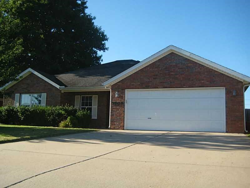 Property Photo: 3909 SW Surrey Avenue AR 72712