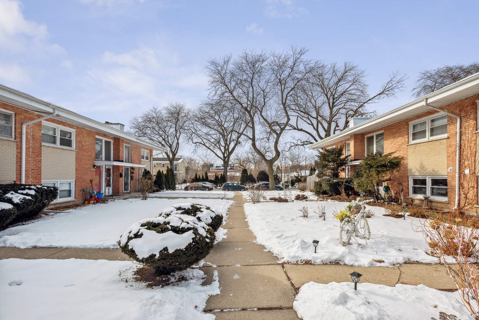 Property Photo: 6737 N Lawndale Avenue IL 60712
