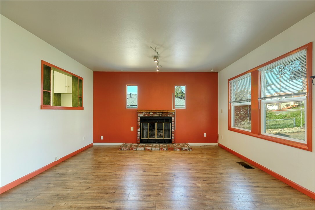 Property Photo:  930 Newport Avenue  CA 93433 