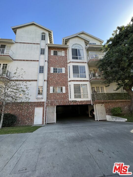 Property Photo:  1210  S Shenandoah St 304  CA 90035 