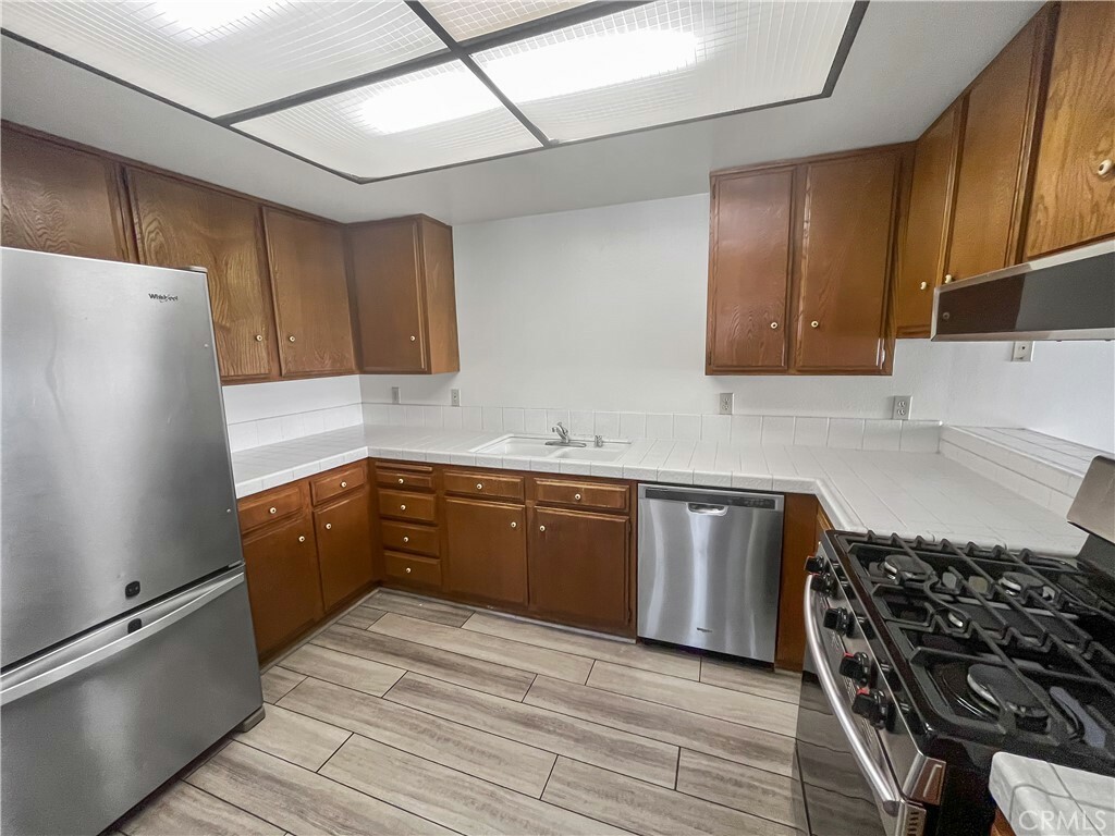 Property Photo:  19185 Shoreline Lane 5  CA 92648 