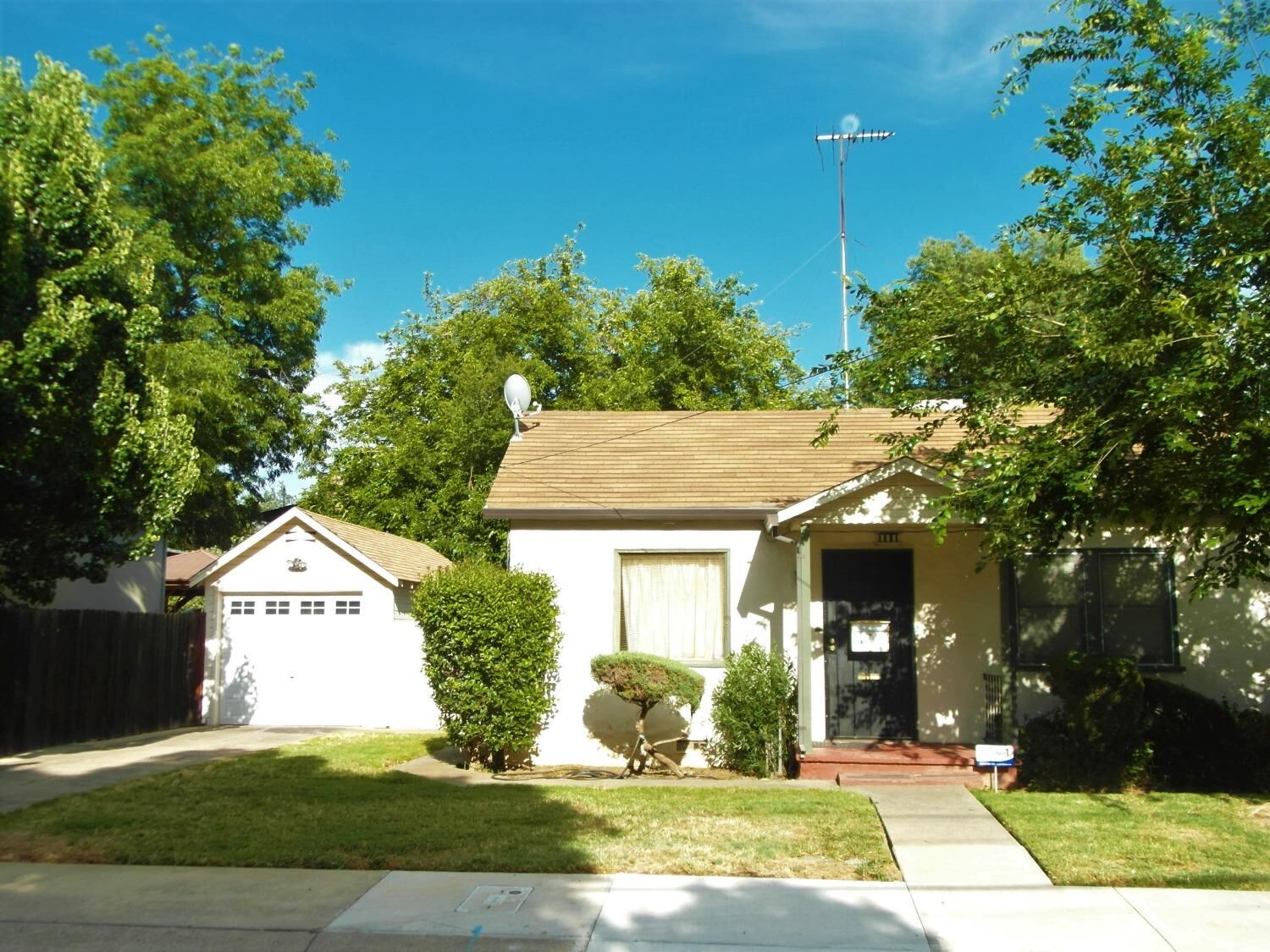 Property Photo:  909 Bear Flag Way  CA 95819 