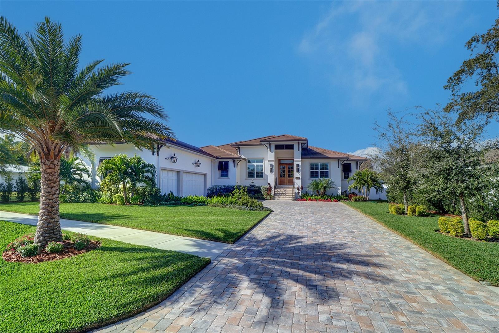 Property Photo: 318 Cordova Boulevard NE FL 33704