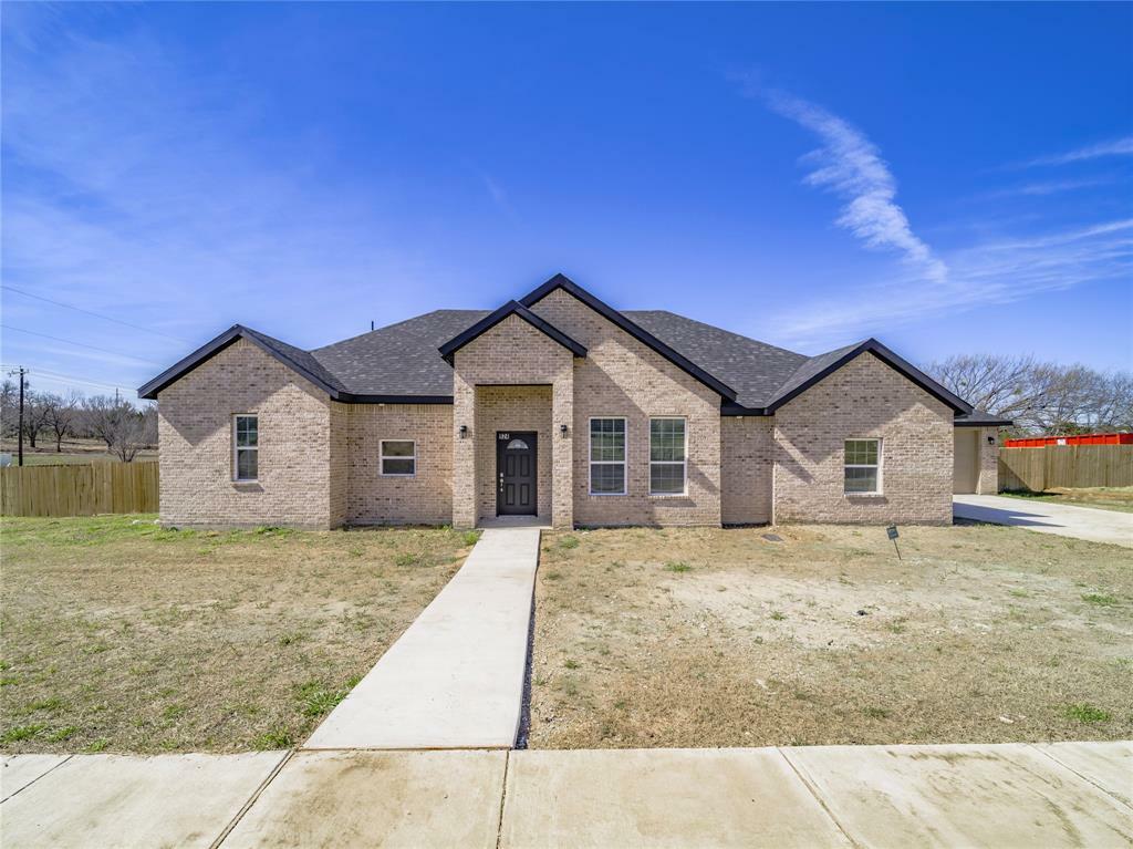 Property Photo: 924 Williams Road TX 76120