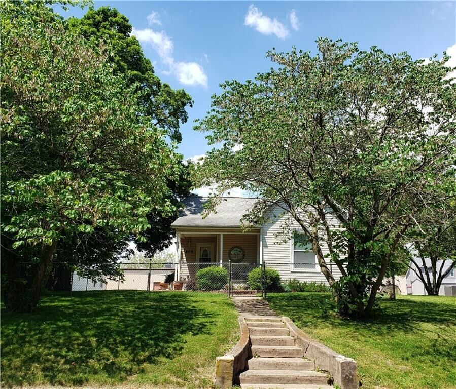 Property Photo:  206 N Washington Street   62565 