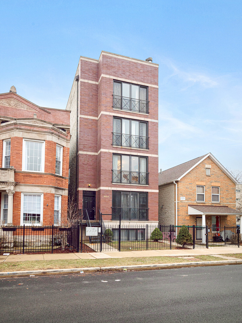Property Photo:  2225 W Monroe Street 2  IL 60612 