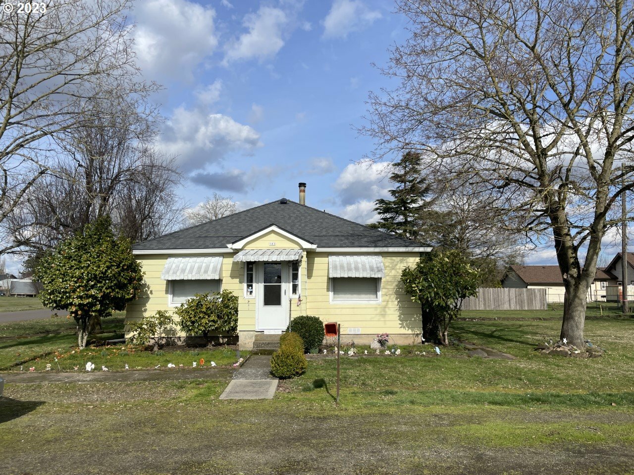 Property Photo:  585 Elm Ave  OR 97026 