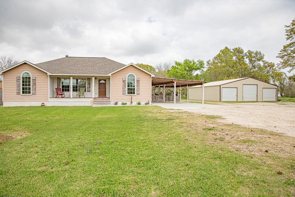 Property Photo: 903 Lee Ave TX 77514