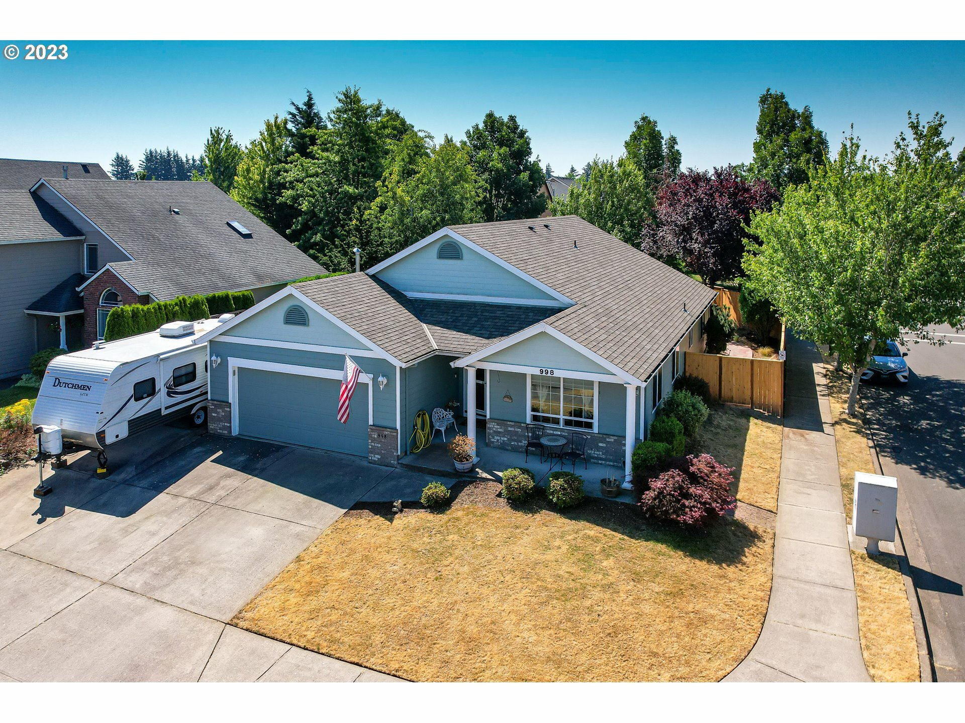 Property Photo: 998 SW 15th Ct OR 97060
