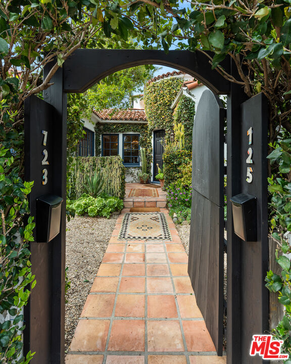 Property Photo:  723   Crestmoore Pl  CA 90291 