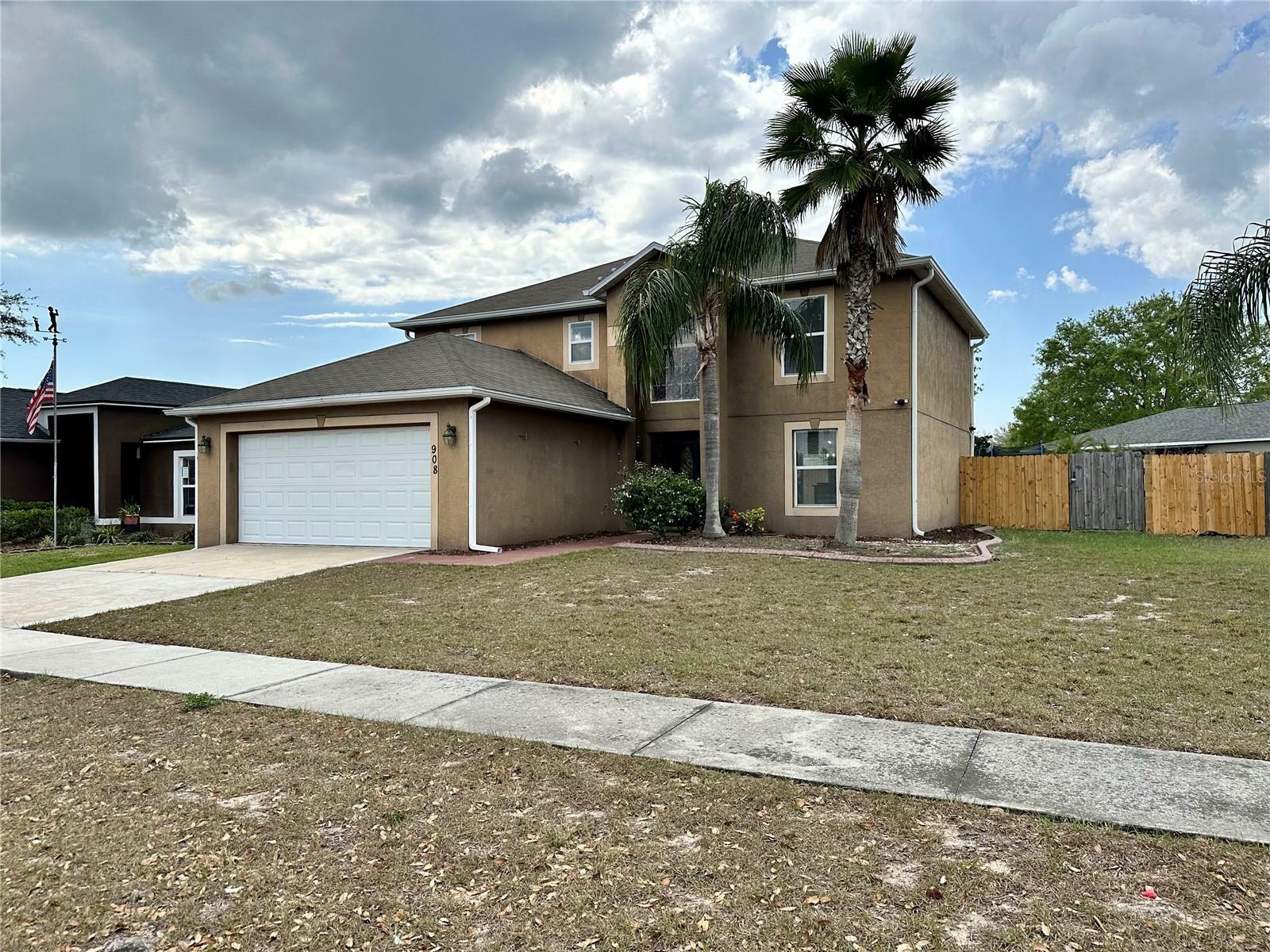 Property Photo: 908 Stallion Way FL 33594