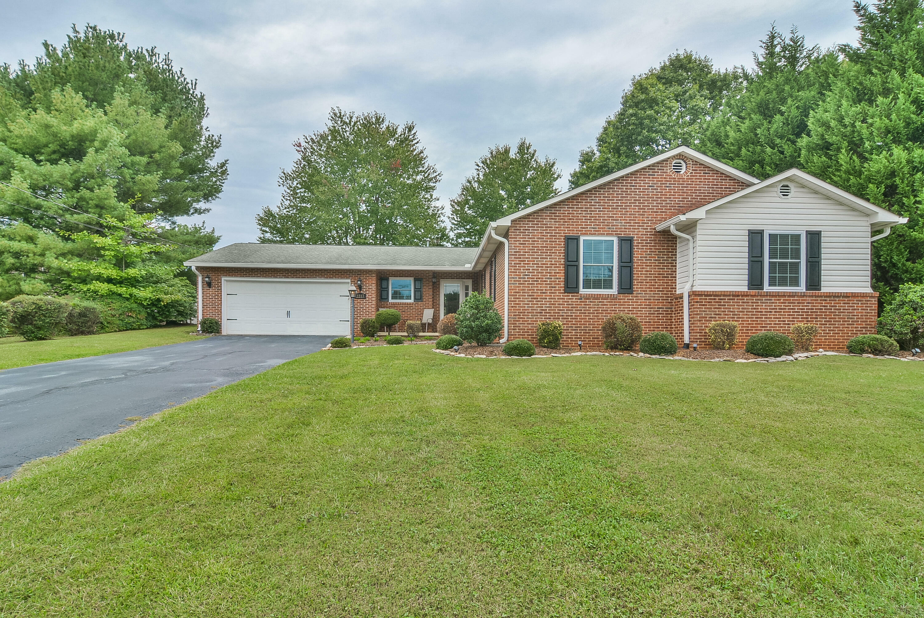 Property Photo:  2217 Lakeland Drive  TN 37601 