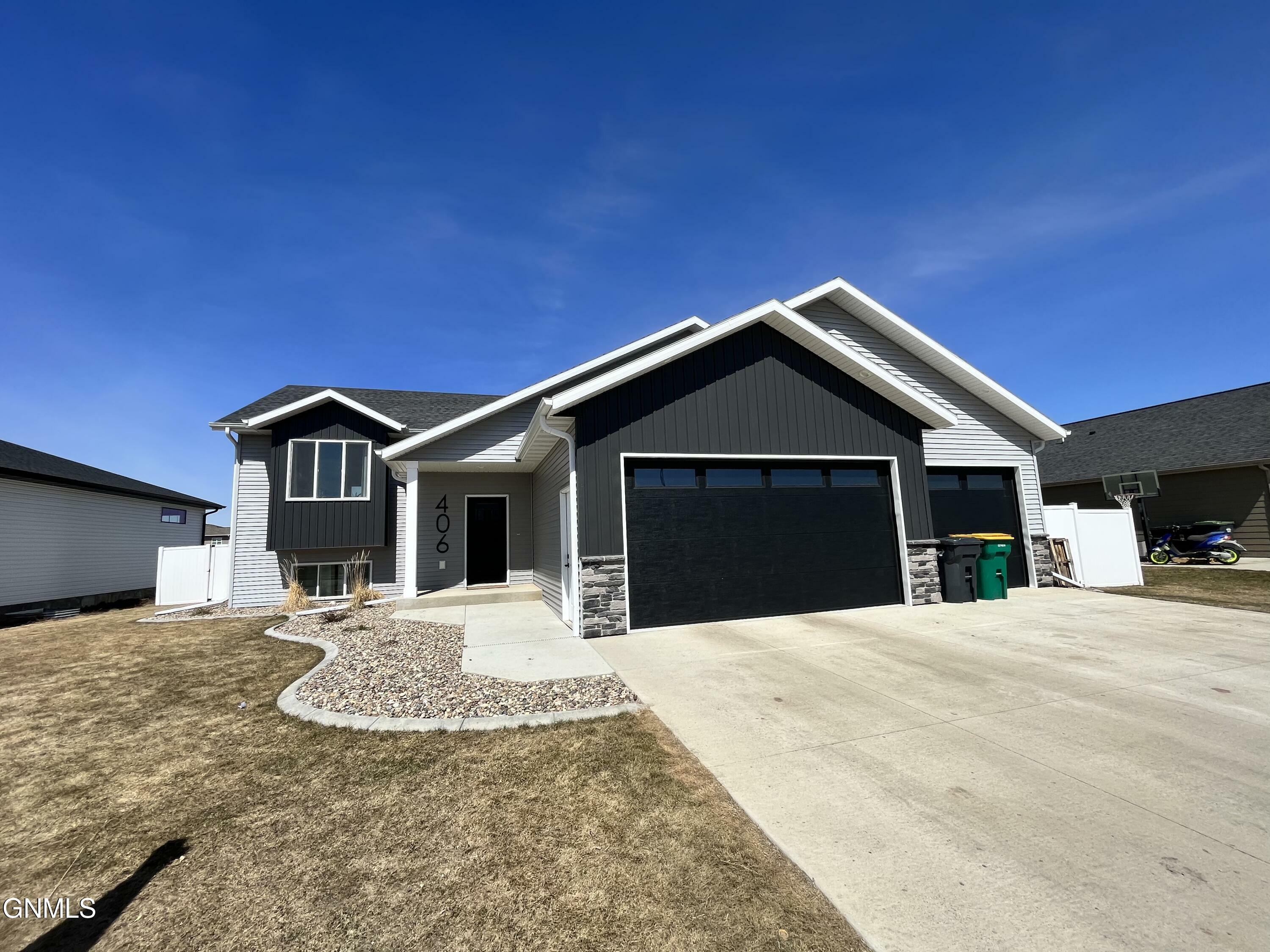 Property Photo:  406 Cobblestone Loop SW  ND 58554 