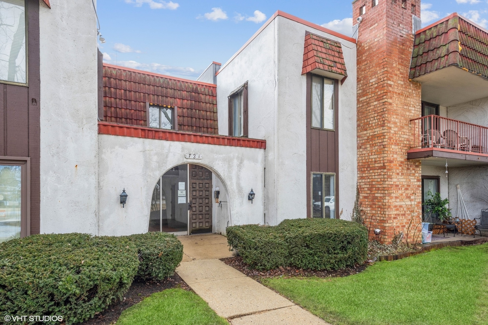 Property Photo:  731 E Fullerton Avenue 207  IL 60139 
