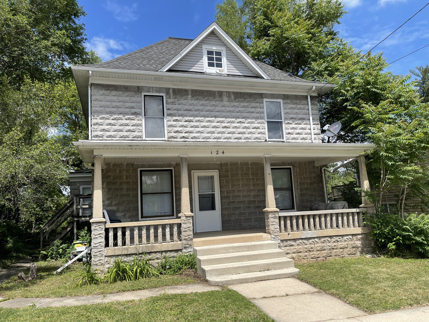 Property Photo:  124 E Center Street  IL 60109 