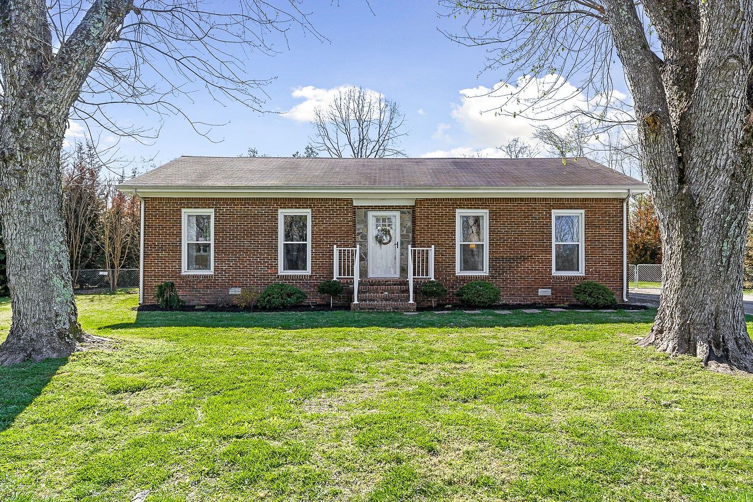 Property Photo:  220 Poplar St  TN 37166 