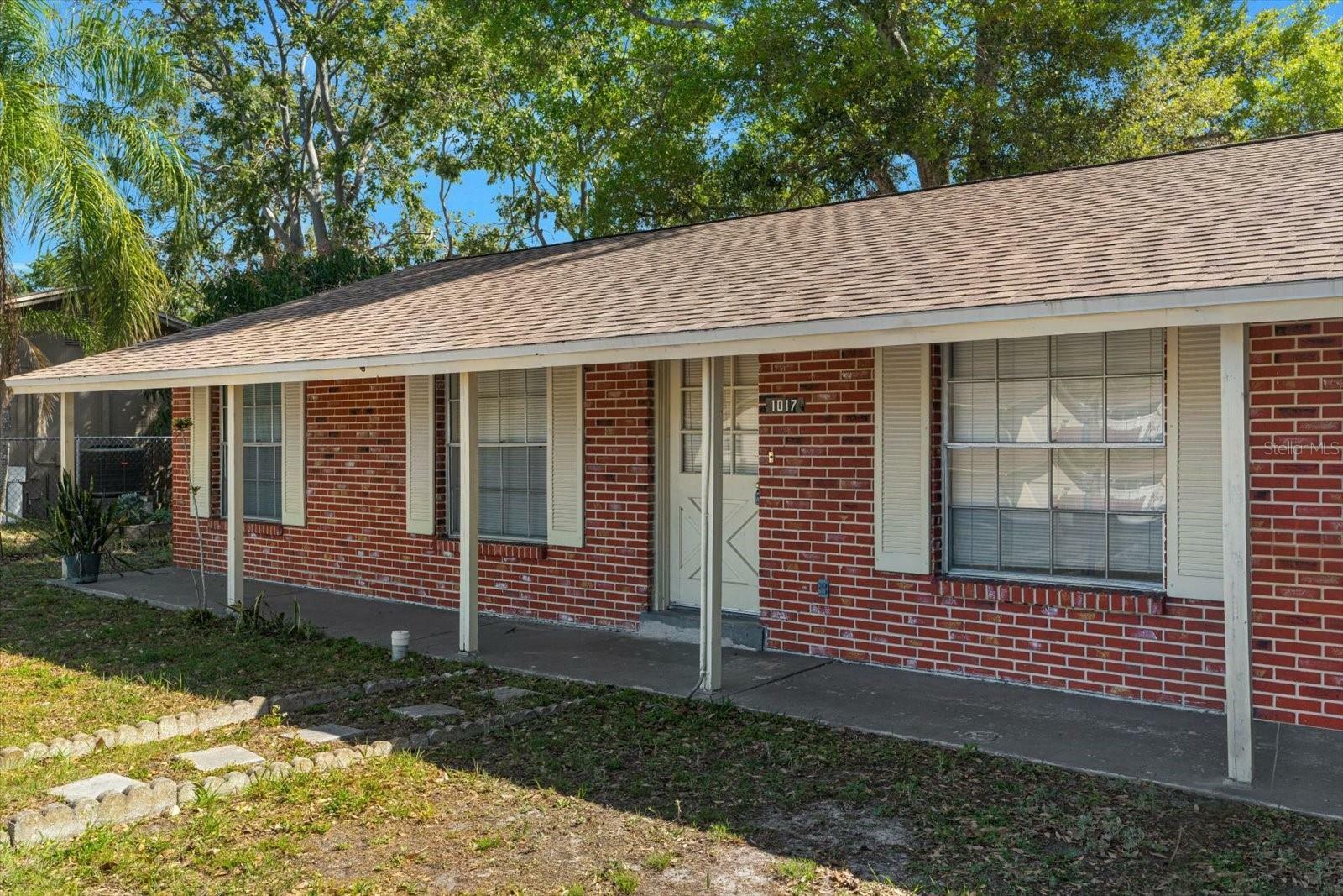 Property Photo:  1017 Greenleaf Way  FL 34689 