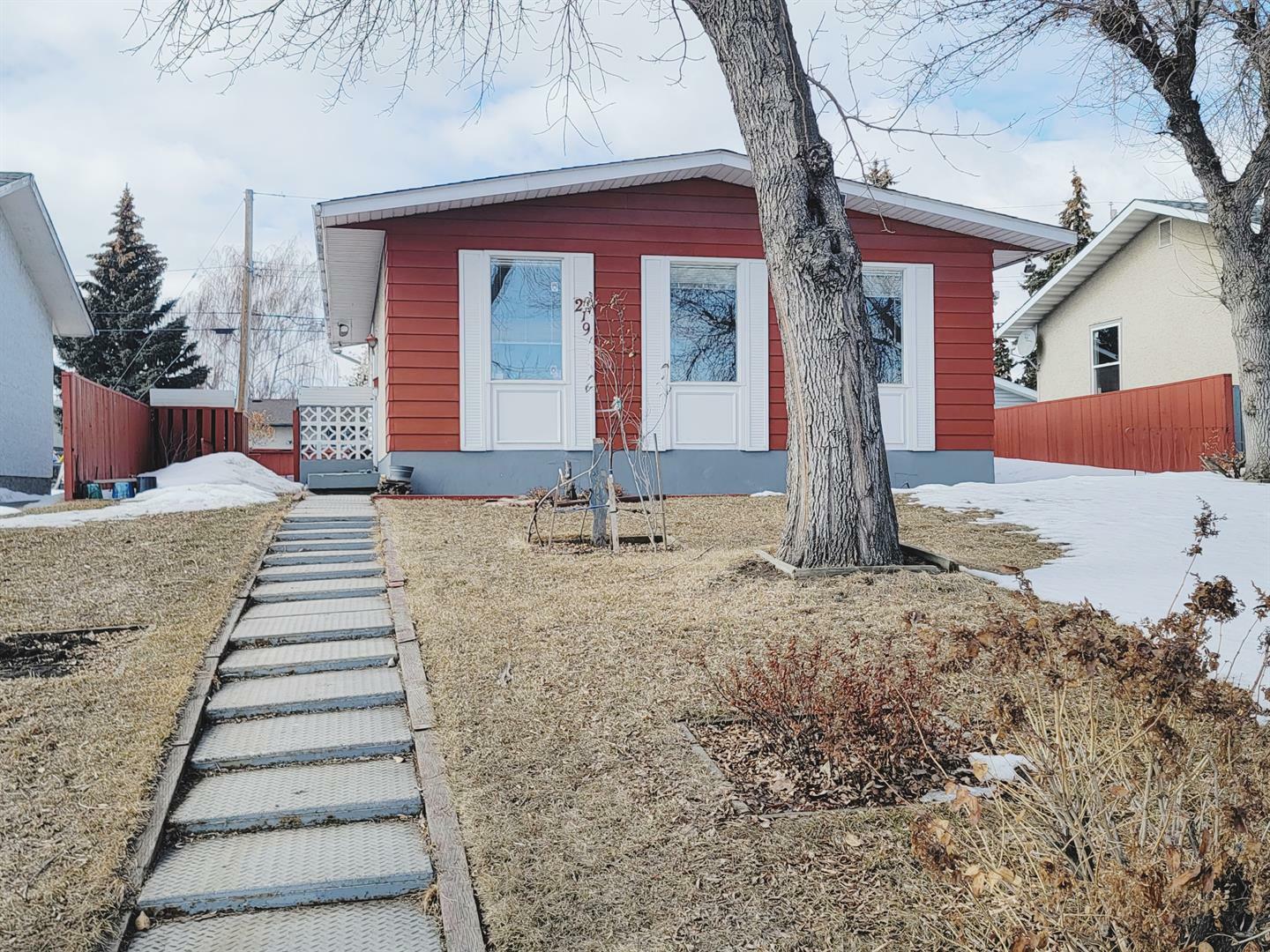 Property Photo:  219 52 Street NE  AB T2A 2N4 