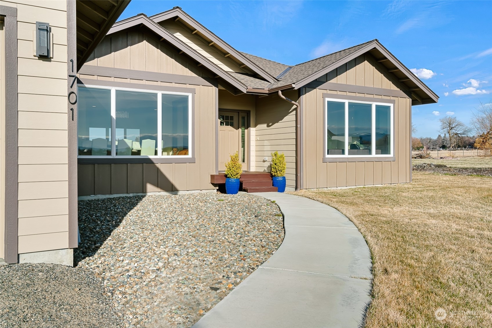 Property Photo:  1701 Hay Drive  WA 98926 