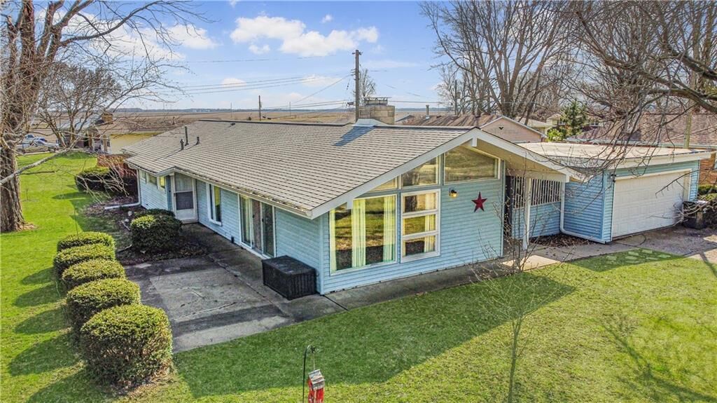 Property Photo:  3401 Oak Avenue   61938 