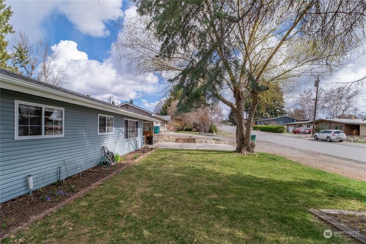 Property Photo:  1245 NE 6th Place  WA 98802 