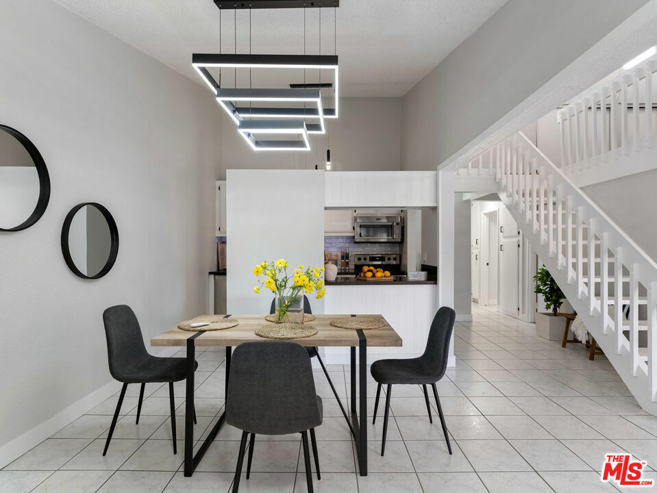 Property Photo: 637 S Prospect Avenue 206 CA 90277