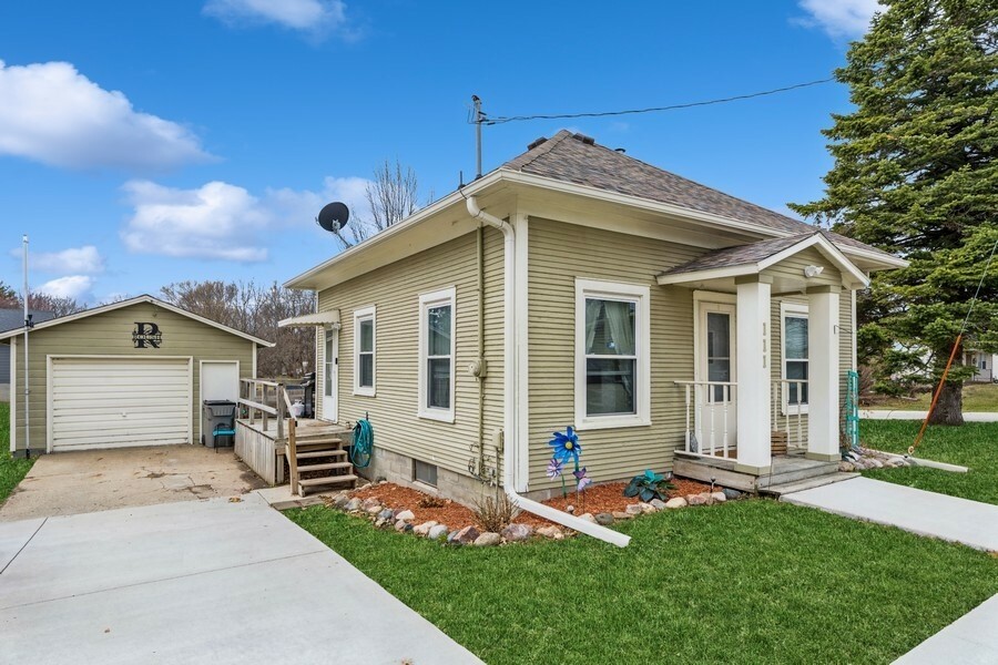 Property Photo:  111 E Jasper Street  IA 50225 