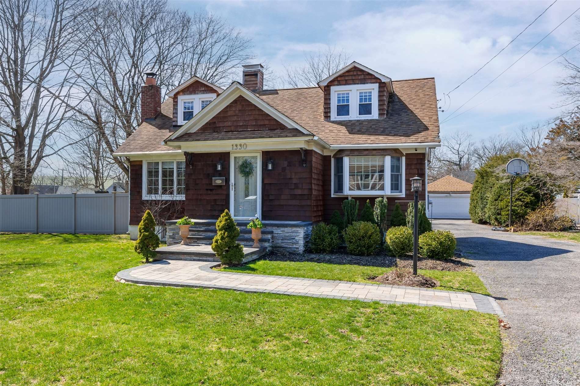 Property Photo:  1330 Potter Boulevard  NY 11706 