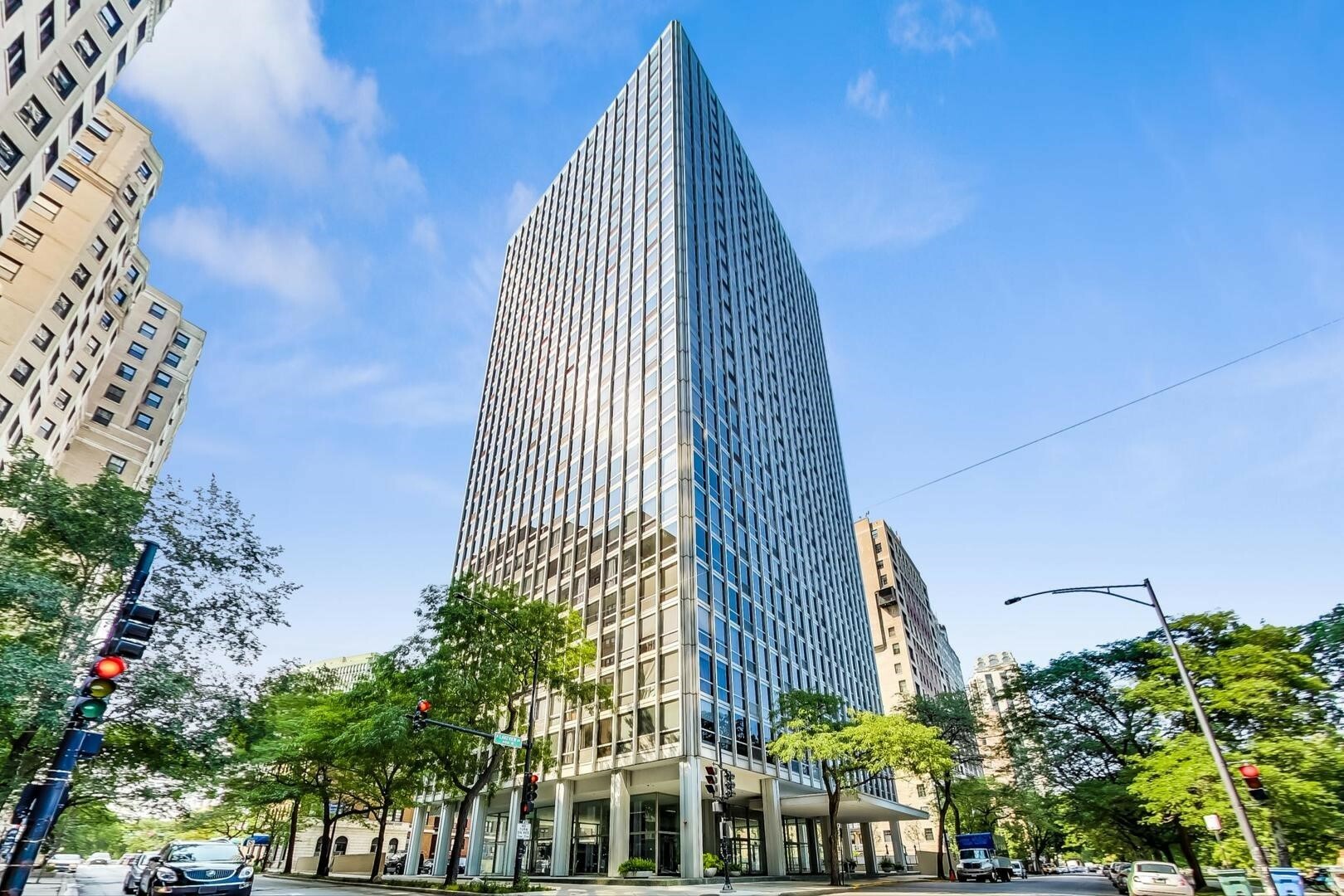 Property Photo: 2400 N Lakeview Avenue 1802 IL 60614
