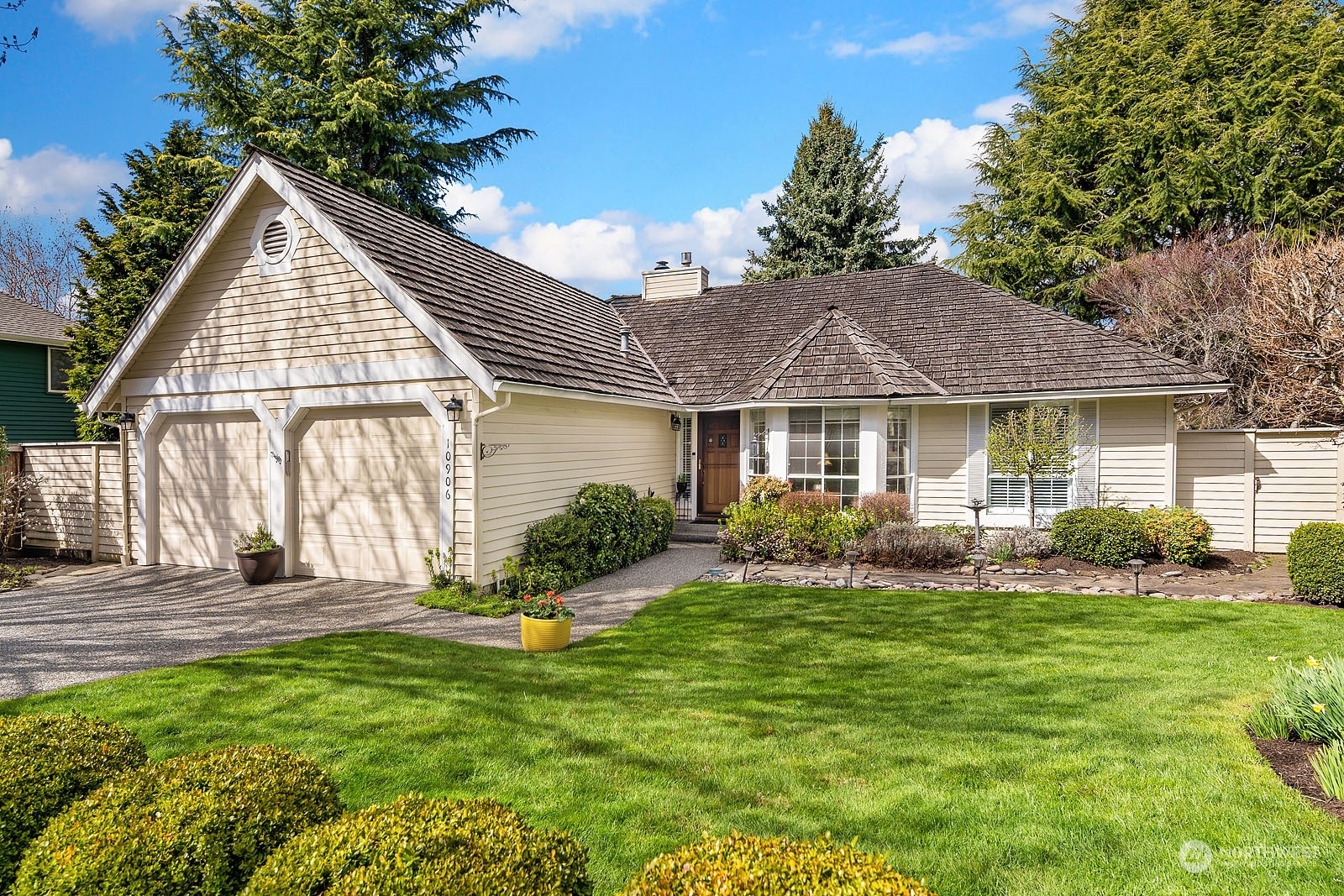 Property Photo: 10906 NE 62nd Street WA 98033