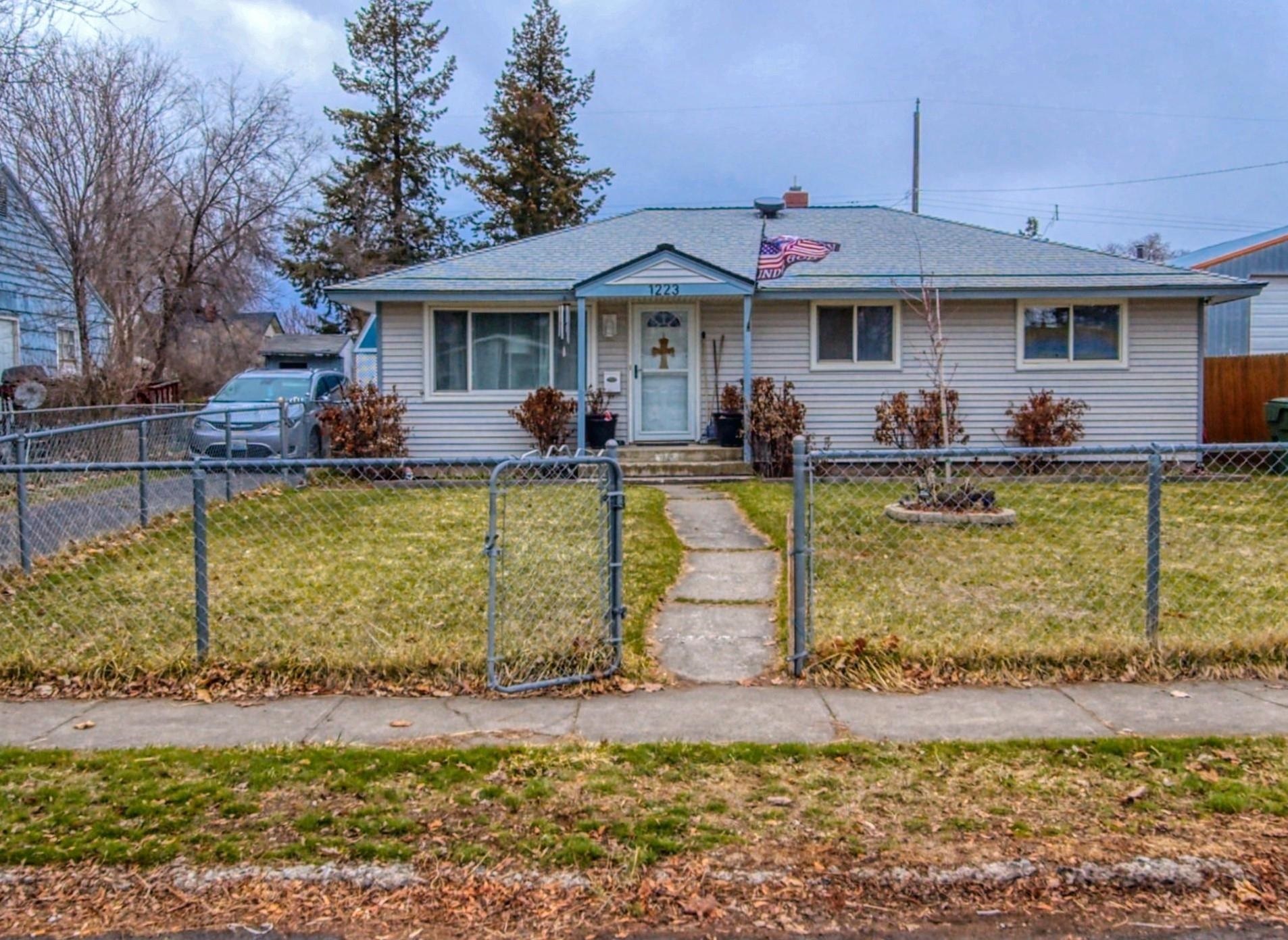 Property Photo: 1223 E Olympic Ave WA 99207