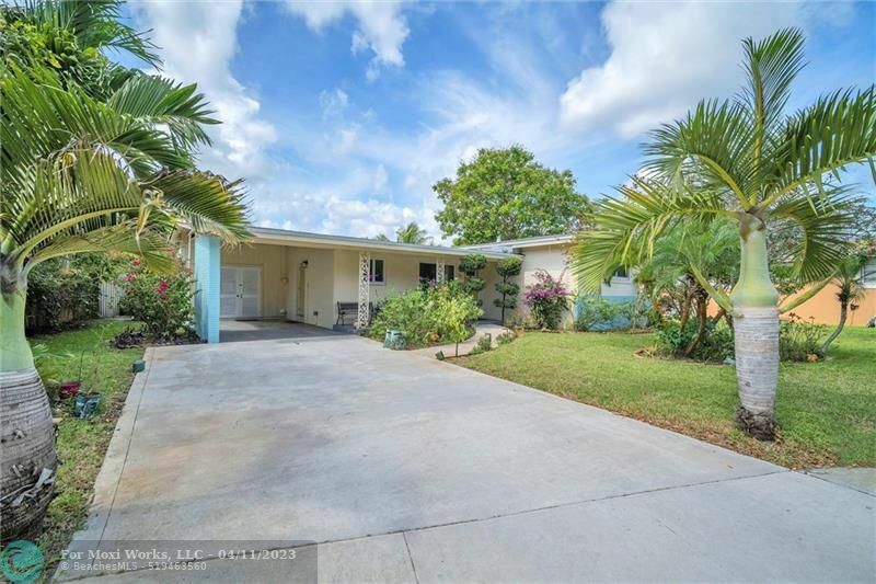 Property Photo:  961 W Country Club Circle  FL 33317 