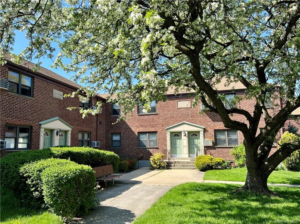 1 bed Douglaston home for sale 24436 57th Drive E7 Upper, Douglaston