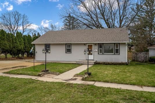 Property Photo:  919 E 4th Street  IL 61008 